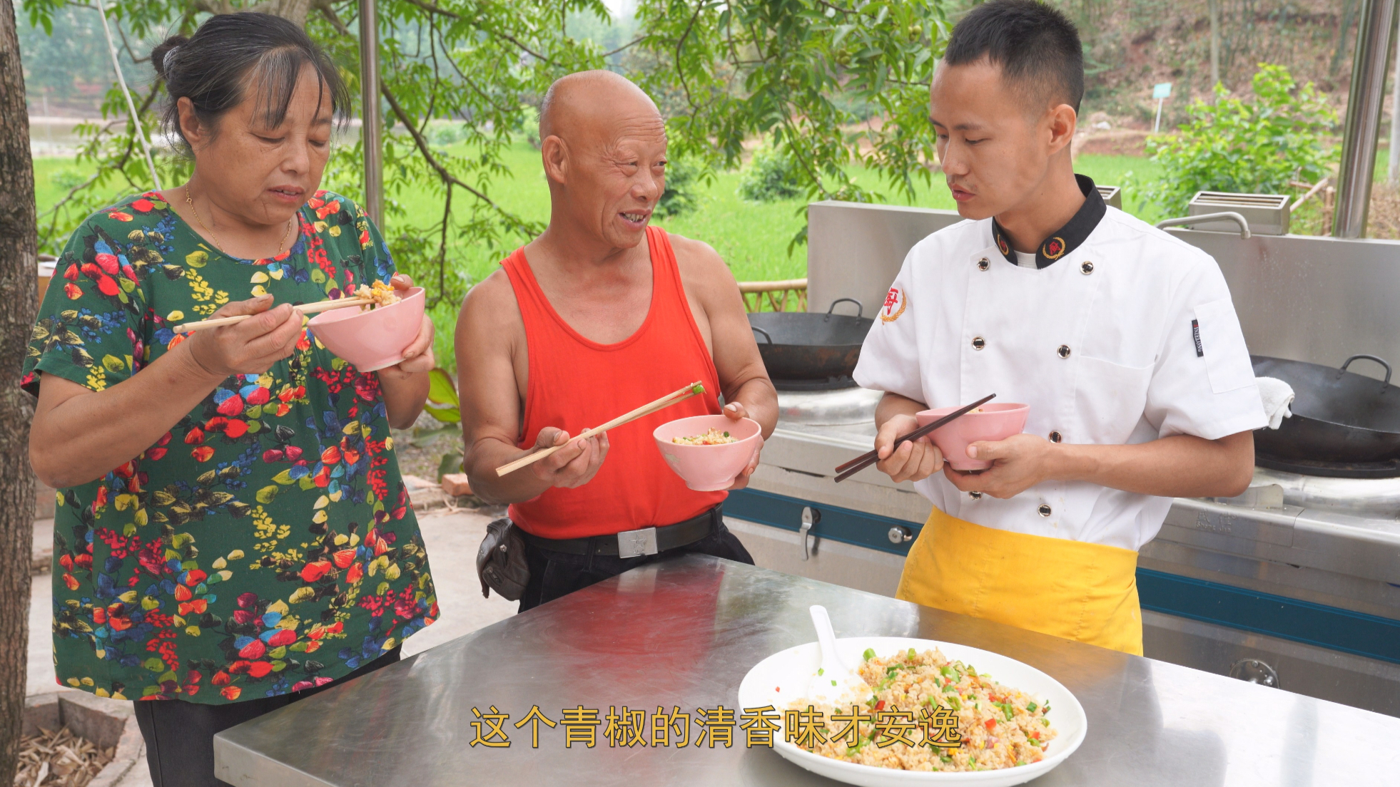厨师长分享:“青椒蛋炒饭”的家常做法,家人都说味道很赞,收藏